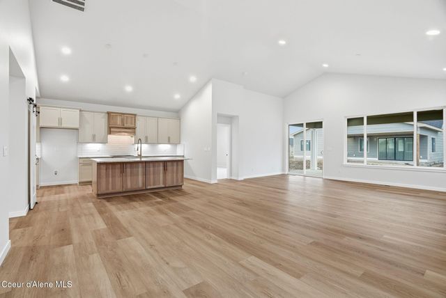 3322 N CLAREMONT DR, Post Falls, ID 83854