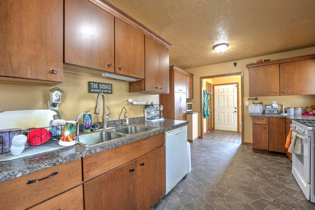 1021 NW 7th Ave NW, Minot, ND 58703