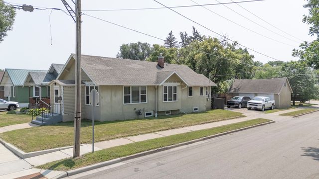1021 NW 7th Ave NW, Minot, ND 58703