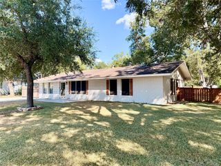 600 Wilkes ST, Smithville, TX 78957