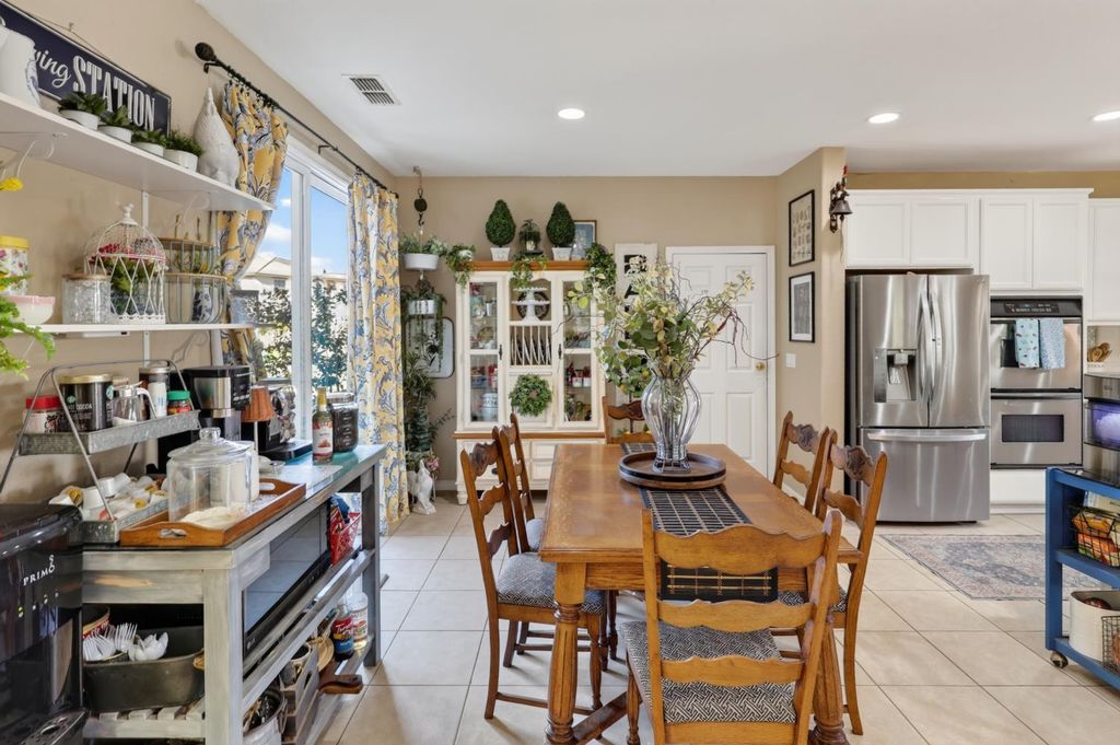 Image 14 of property listing at 15075 Torrey Pines Circle, Chowchilla, CA 93610