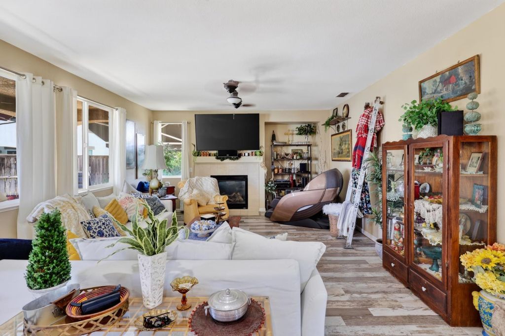 Image 18 of property listing at 15075 Torrey Pines Circle, Chowchilla, CA 93610
