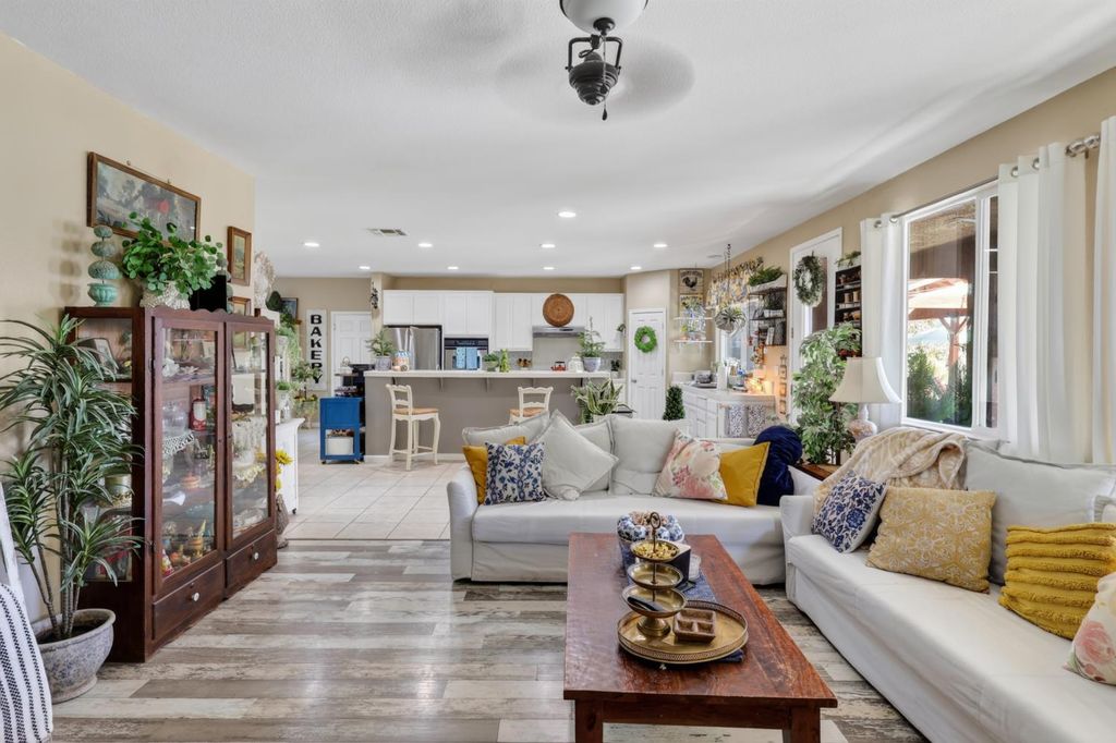 Image 21 of property listing at 15075 Torrey Pines Circle, Chowchilla, CA 93610