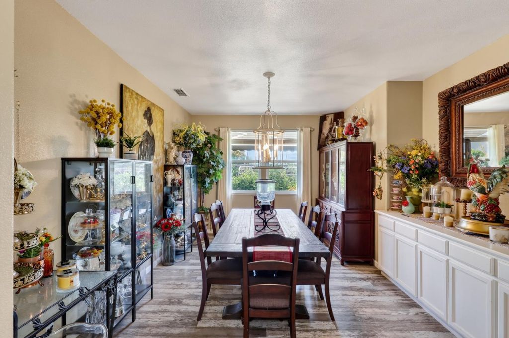 Image 22 of property listing at 15075 Torrey Pines Circle, Chowchilla, CA 93610