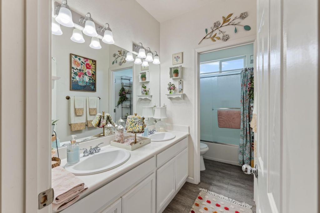 Image 43 of property listing at 15075 Torrey Pines Circle, Chowchilla, CA 93610