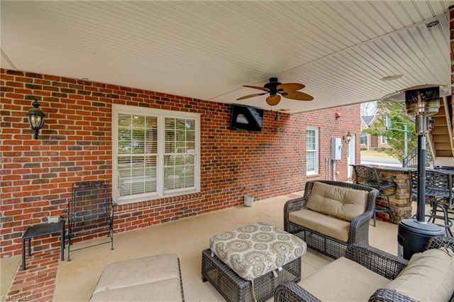 230 Ashbourne Lake Court, Clemmons, NC 27012