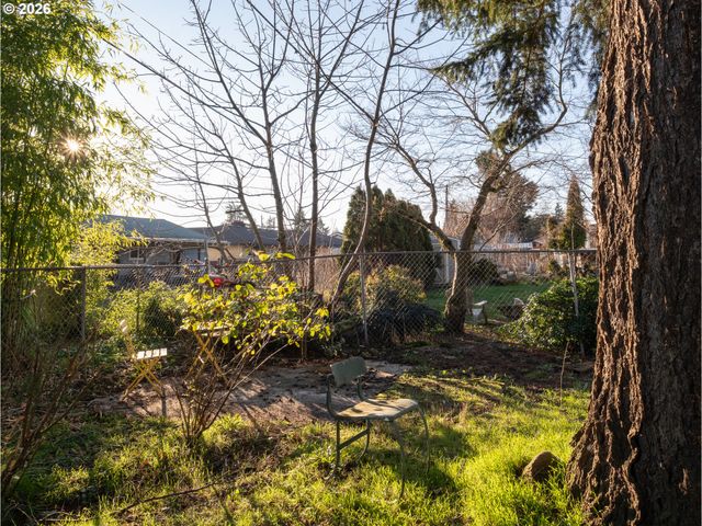 11020 Ne GLISAN St, Portland, OR 97220