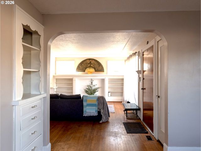 11020 Ne GLISAN St, Portland, OR 97220