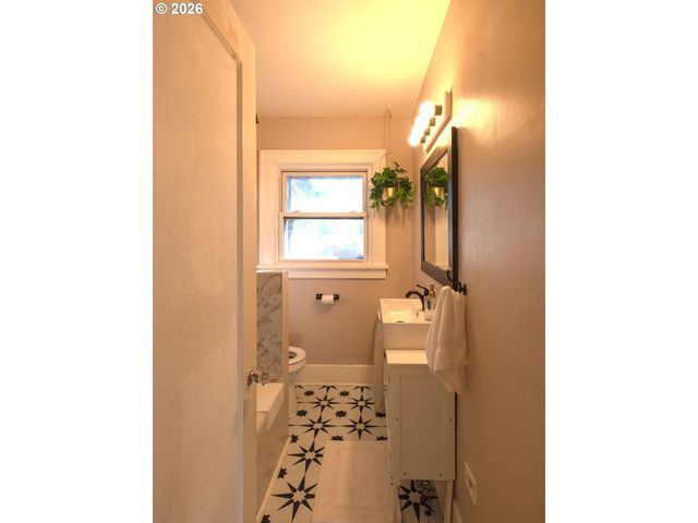 11020 Ne GLISAN St, Portland, OR 97220