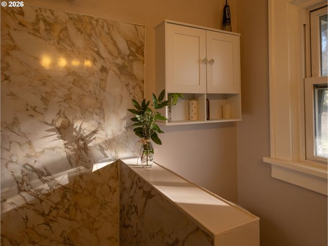 11020 Ne GLISAN St, Portland, OR 97220