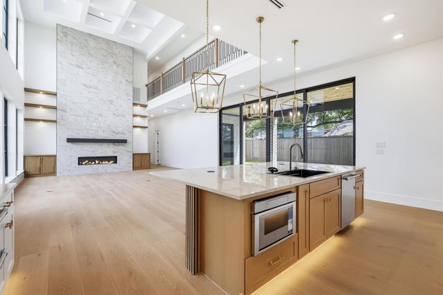 211 W 34th Street, Houston, TX 77018