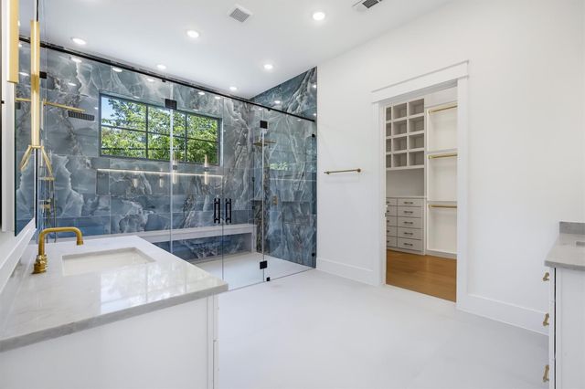 211 W 34th Street, Houston, TX 77018