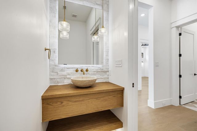 211 W 34th Street, Houston, TX 77018