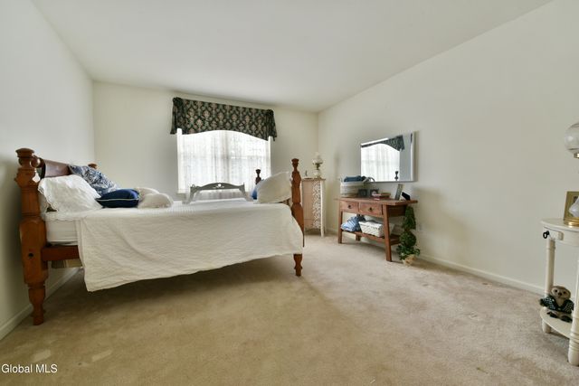 42 Donegal Way, Saratoga Springs, NY 12866