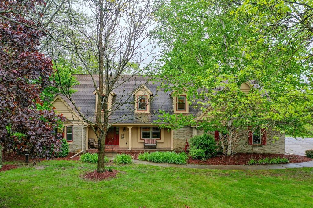 S50W23435 Woodchuck LANE, Waukesha, WI 53189