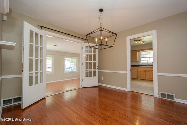 912 Beechwood Rd, Louisville, KY 40207