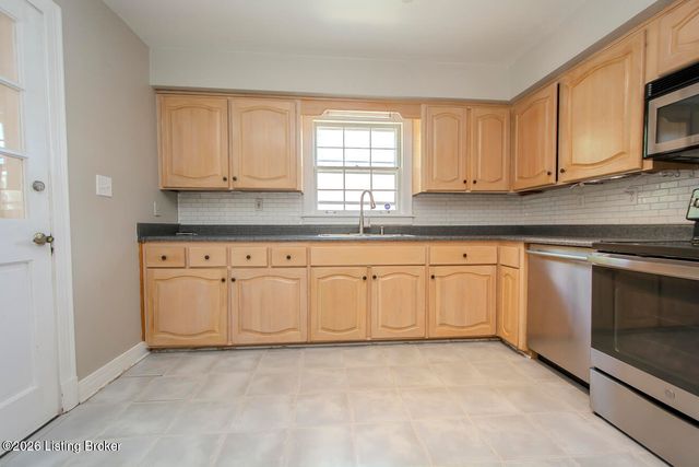 912 Beechwood Rd, Louisville, KY 40207