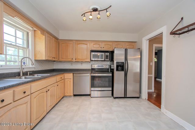 912 Beechwood Rd, Louisville, KY 40207
