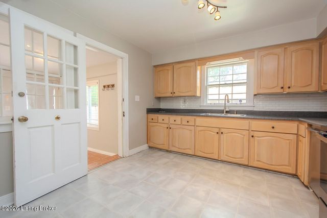 912 Beechwood Rd, Louisville, KY 40207