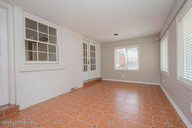 912 Beechwood Rd, Louisville, KY 40207