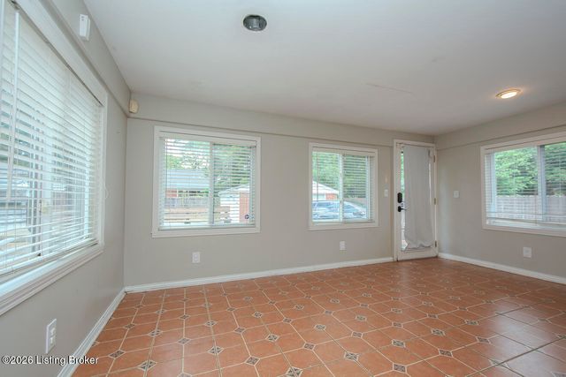 912 Beechwood Rd, Louisville, KY 40207