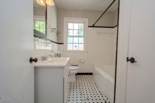 912 Beechwood Rd, Louisville, KY 40207