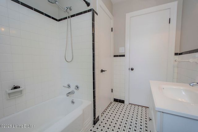 912 Beechwood Rd, Louisville, KY 40207