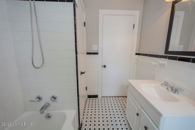 912 Beechwood Rd, Louisville, KY 40207