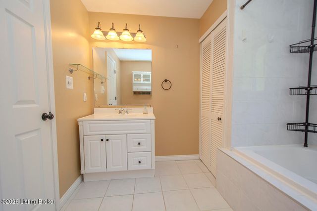 912 Beechwood Rd, Louisville, KY 40207