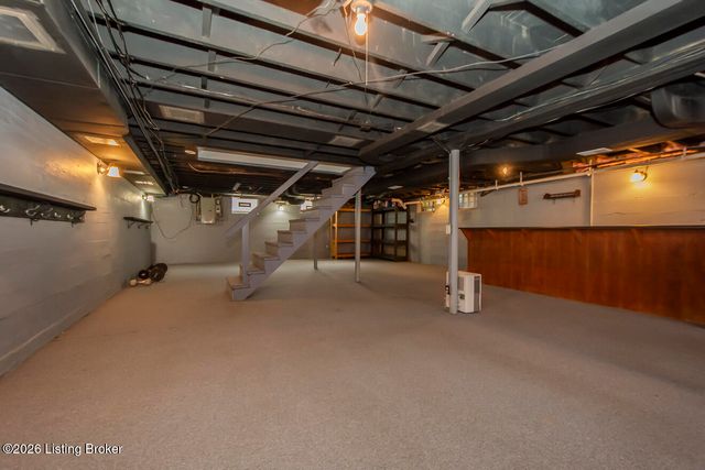 912 Beechwood Rd, Louisville, KY 40207