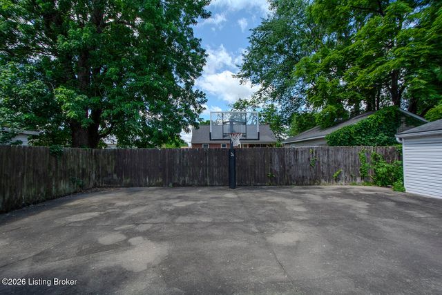 912 Beechwood Rd, Louisville, KY 40207