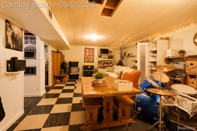9101 Merriman Road, Livonia, MI 48150