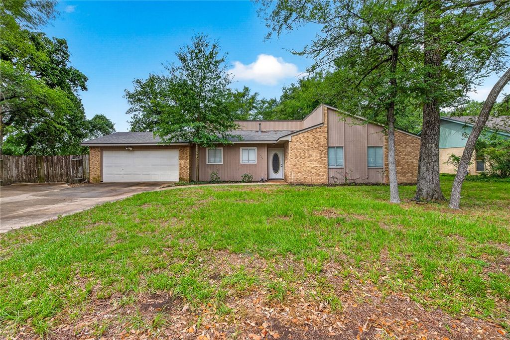 3202 Forestwood Drive, Bryan, TX 77801