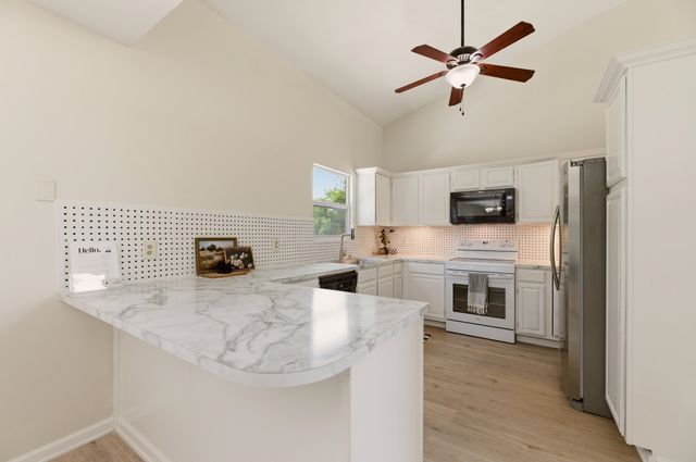 1202 S Stoneybrook Cir, Wichita, KS 67207