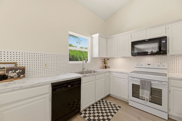 1202 S Stoneybrook Cir, Wichita, KS 67207