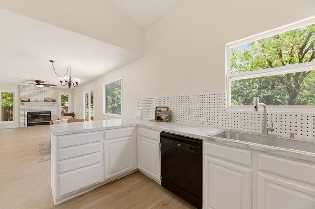 1202 S Stoneybrook Cir, Wichita, KS 67207
