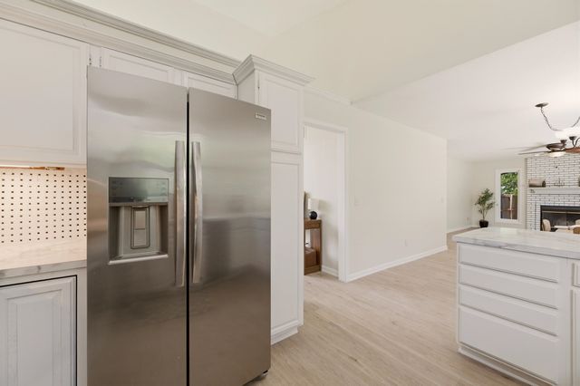 1202 S Stoneybrook Cir, Wichita, KS 67207