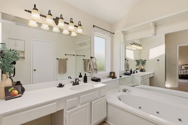 1202 S Stoneybrook Cir, Wichita, KS 67207