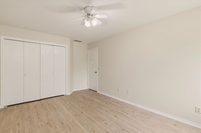 1202 S Stoneybrook Cir, Wichita, KS 67207