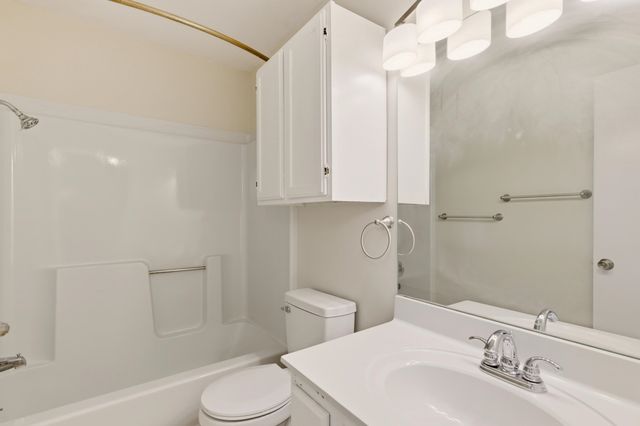 1202 S Stoneybrook Cir, Wichita, KS 67207