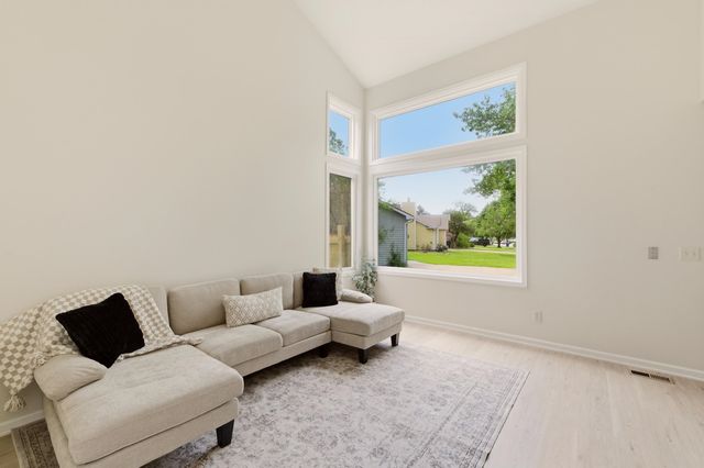 1202 S Stoneybrook Cir, Wichita, KS 67207