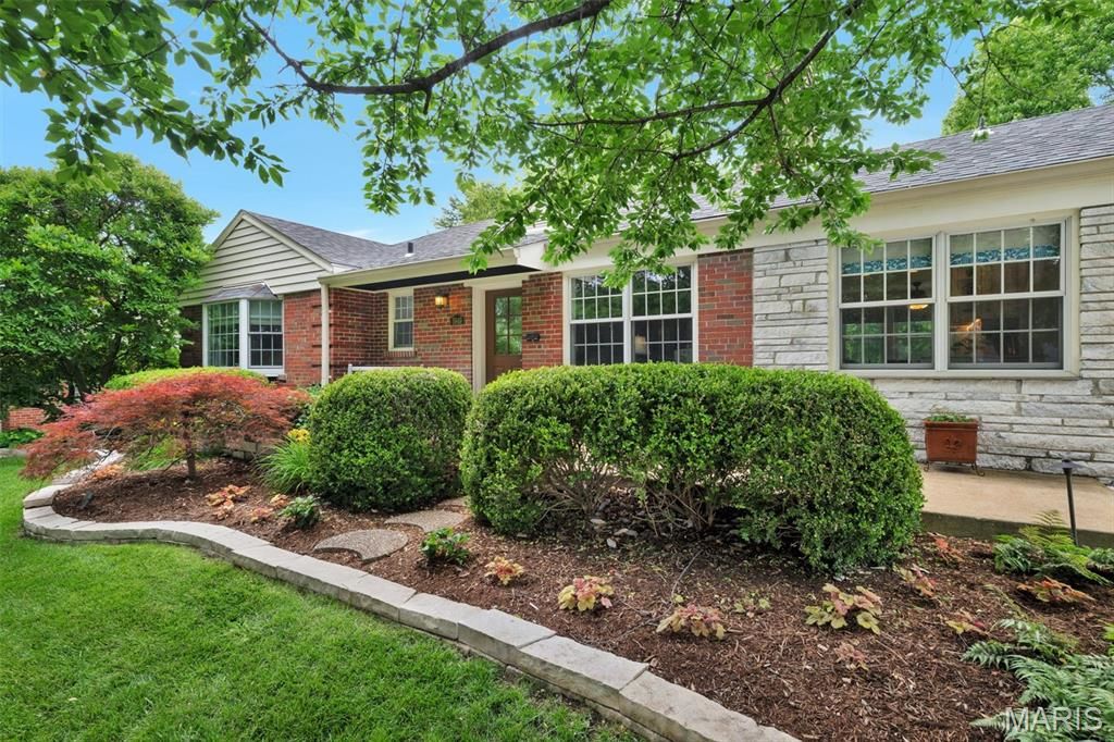 Image 4 of property listing at 5949 Highfield Road, St Louis, MO 63109