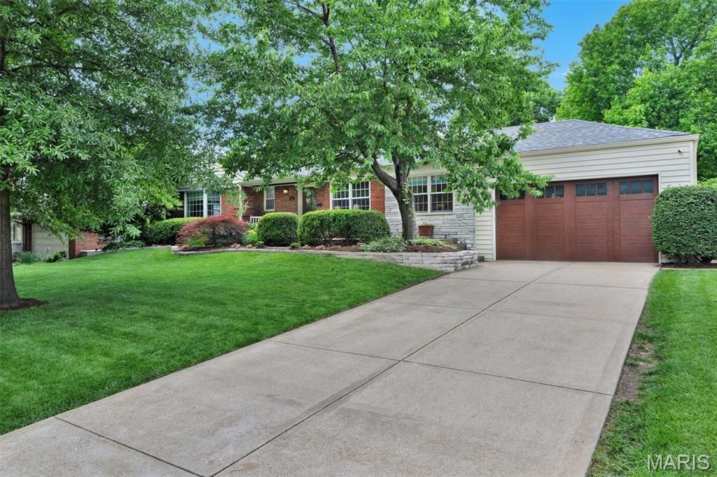 Image 5 of property listing at 5949 Highfield Road, St Louis, MO 63109