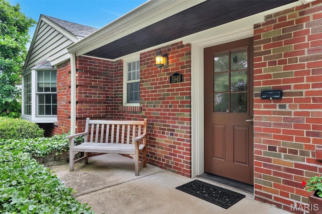 Image 7 of property listing at 5949 Highfield Road, St Louis, MO 63109