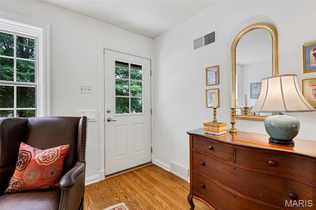 Image 8 of property listing at 5949 Highfield Road, St Louis, MO 63109
