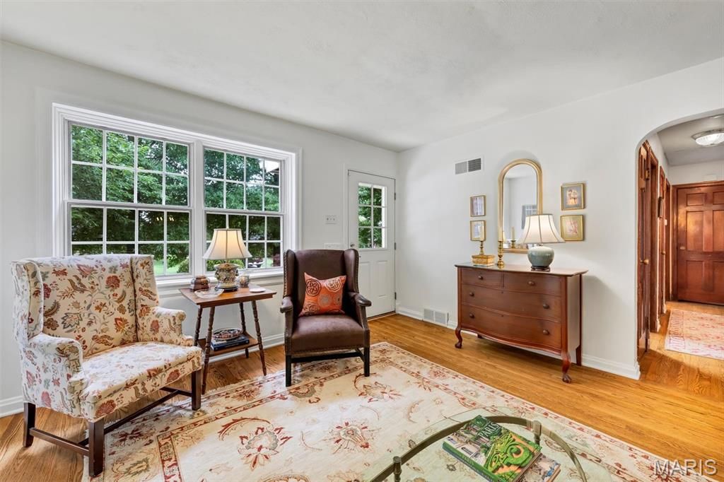 Image 9 of property listing at 5949 Highfield Road, St Louis, MO 63109