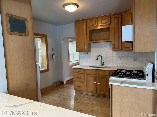 2202 Hollywood Avenue, Grosse Pointe Woods, MI 48236