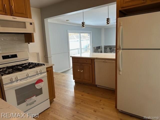 2202 Hollywood Avenue, Grosse Pointe Woods, MI 48236