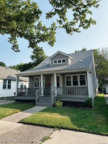 2202 Hollywood Avenue, Grosse Pointe Woods, MI 48236