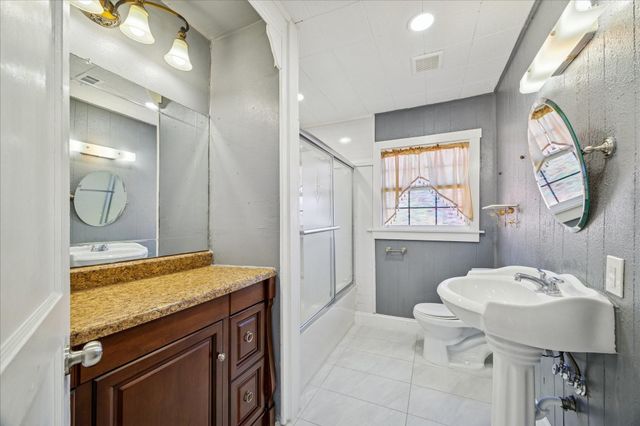 1900 Oregon Street, Baytown, TX 77520